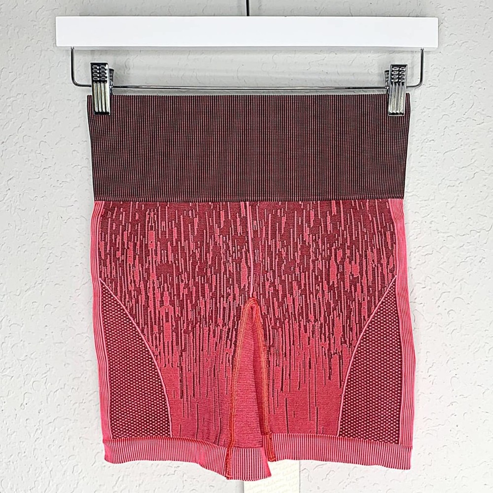 Lululemon Sculpt Seamless Mid-Rise 6" Bike Short in Electric Coral - Picture 6 of 8